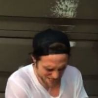Robert Pattinson : Ice Bucket Challenge amusant sur le Youtube de Zac Efron