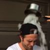 Robert Pattinson lors de son Ice Bucket Challenge