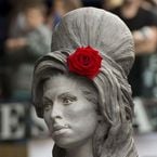 Amy Winehouse : sa statue de bronze dévoilée à Londres