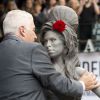 Amy Winehouse : son père inaugure sa statue à Londres le dimanche 14 septembre 2014