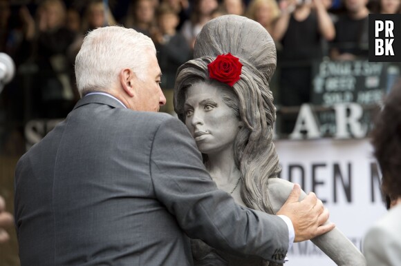 Amy Winehouse : son père inaugure sa statue à Londres le dimanche 14 septembre 2014