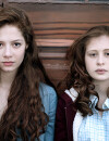 Les Revenants saison 1 : les jumelles Lena et Camille sur une photo