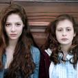 Les Revenants saison 1 : les jumelles Lena et Camille sur une photo