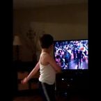 A 8 ans, il maîtrise parfaitement la danse de Patrick Swayze dans Dirty Dancing