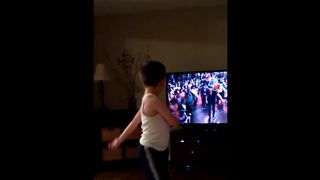 A 8 ans, il maîtrise parfaitement la danse de Patrick Swayze dans Dirty Dancing