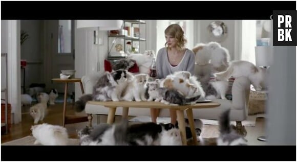 Taylor Swift entourée de chats dans la pub Coca-Cola Light