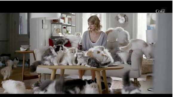 Taylor Swift et sa chatte Olivia dans la pub délirante de Coca Light