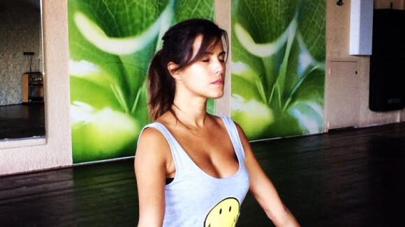 Karine Ferri : séance de yoga sexy et décolletée sur Twitter