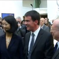 Zahia Dehar intimidée devant Manuel Valls : rencontre surréaliste à la FIAC