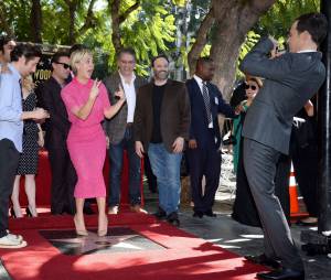 Kaley Cuoco en mode fun face à Jim Parsons pour recevoir son étoile sur le Walk of Fame le 29 octobre 2014