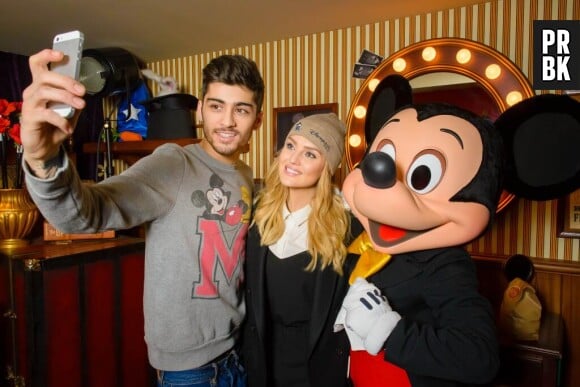 Zayn Malik (One Direction) et Perrie Edwards (Little Mix) à Disneyland Paris : selfie avec Mickey