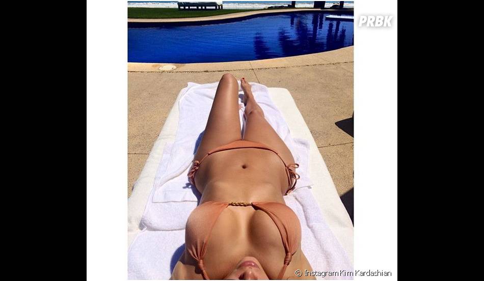  Kim Kardashian exhibe ses seins en bikini sur Instagram 