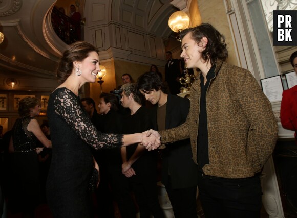 Kate Middleton et Harry Styles se serrent la main à la soirée Royal Variety Performance, le 13 novembre 2014 à Londres