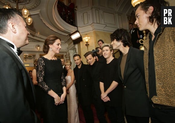 Kate Middleton face à One Direction à la soirée Royal Variety Performance, le 13 novembre 2014 à Londres