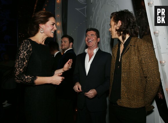 Kate Middleton plaisante avec Simon Cowell et Harry Styles à la soirée Royal Variety Performance, le 13 novembre 2014 à Londres
