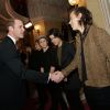 Prince William et Harry Styles : poignée de mains à la soirée Royal Variety Performance, le 13 novembre 2014 à Londres