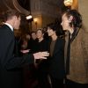Le Prince William discute avec One Direction à la soirée Royal Variety Performance, le 13 novembre 2014 à Londres
