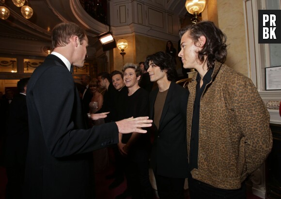 Le Prince William discute avec One Direction à la soirée Royal Variety Performance, le 13 novembre 2014 à Londres