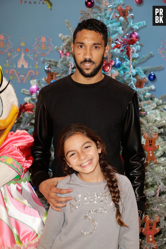 Gaël Clichy et sa fille à l'ouverture de la saison de Noël à Disneyland Paris, le 15 novembre 2014 à Marne-La-Vallée