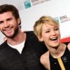 Jennifer Lawrence et Liam Hemsworth souriants pour promouvoir Hunger Games 2 en 2013