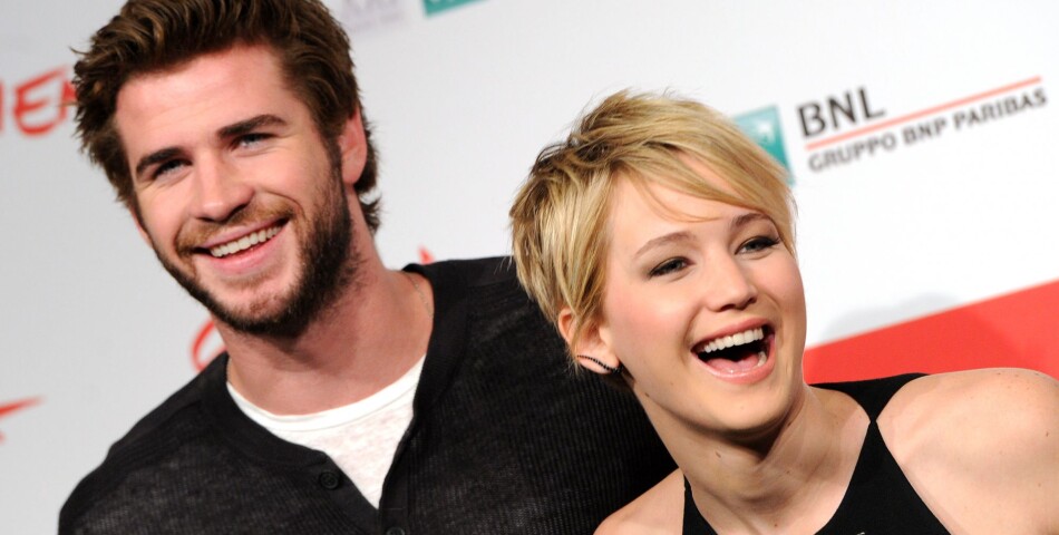 Jennifer Lawrence et Liam Hemsworth souriants pour promouvoir Hunger Games 2 en 2013