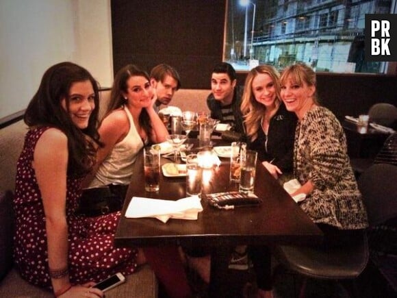 Glee saison 6 : Lea Michele, Chord Overstreet, Darren Criss, Becca Tobin et Heather Morris sur une photo