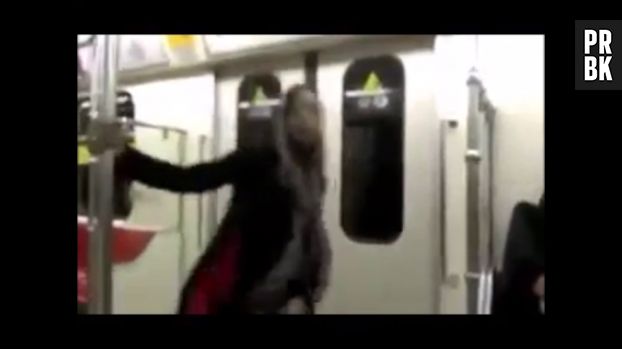 Cette jeune iranienne brave les interdits et danse dans le métro pour réclamer plus de libertés.