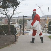 Baston : un père Noël cherche la bagarre...