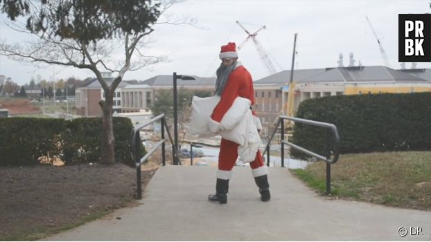 Un père Noël américain est décidé à se battre avec tous les gens qu&#039;il croise sur le campus.