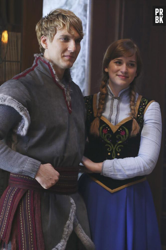 Once Upon a Time saison 4, épisode 11 : Scott Michael Foster (Kristoff) et Elizabeth Lail (Anna) sur une photo