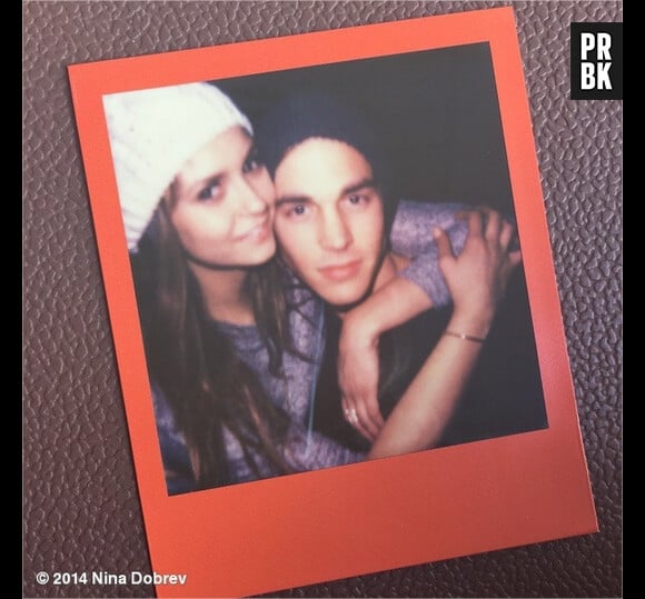 Nina Dobrev et Chris Wood posent ensemble sur une photo Instagram