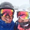 Candice Accola et son mari Joe King complices au ski