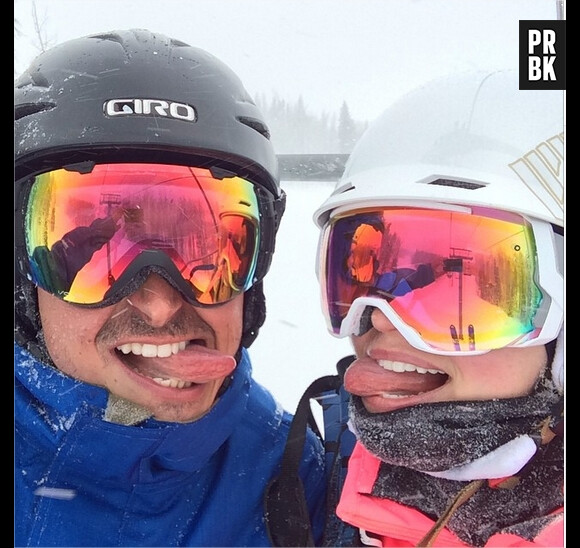 Candice Accola et son mari Joe King complices au ski
