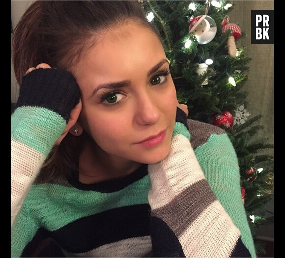 Nina Dobrev s'essaie aux lentilles pour Noël
