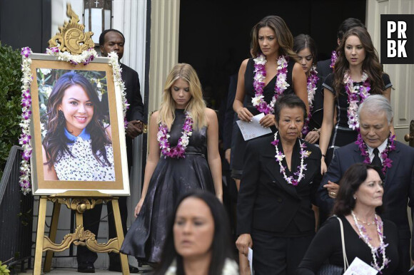 Pretty Little Liars saison 5, épisode 14 : funérailles pour Mona sur une photo