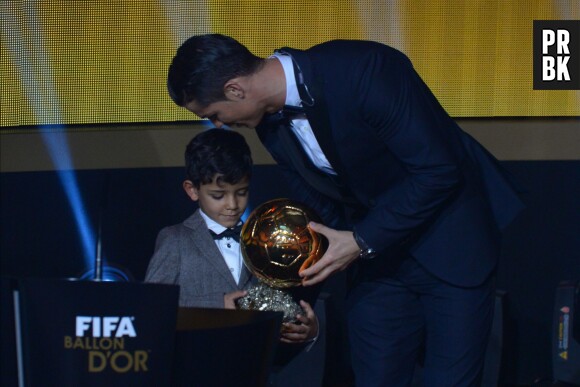 Cristiano Ronaldo et son fils sur la scène du Ballon d'or 2014, le 12 janvier 2015 à Zurich