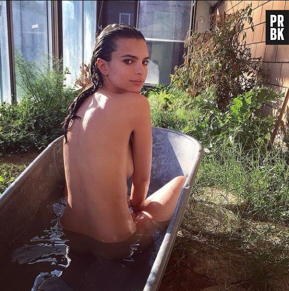 Emily Ratajkowski nue dans son bain sur une photo postée sur Instagram, le 22 janvier 2015