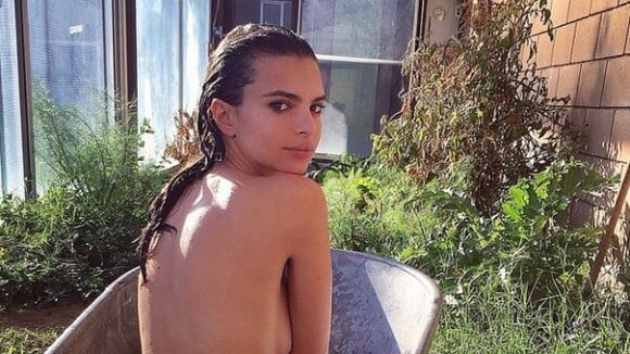 Emily Ratajkowski nue dans une baignoire : la photo qui va casser Instagram