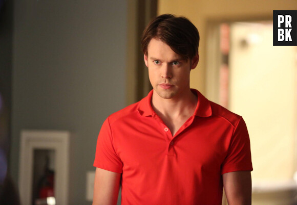 Glee saison 6, épisode 5 : Sam (Chord Overstreet) inquiet sur une photo