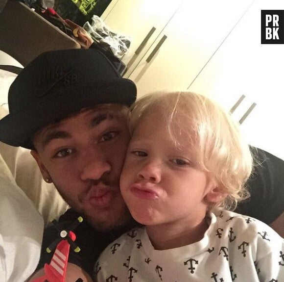 Neymar pose avec son fils sur Instagram, le 2 février 2015