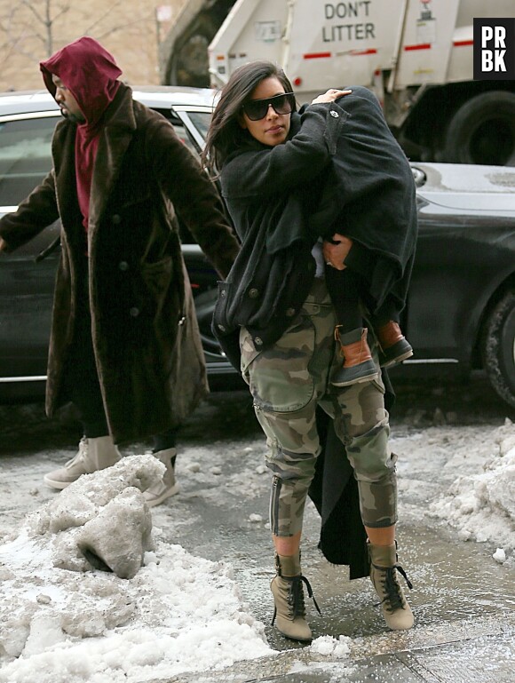 Kim Kardashian ultra décolletée avec North et Kanye West à New-York, le 9 février 2015