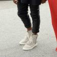 Kanye West et ses sneakers Yeezy 750 Boost x Adidas aux pieds, le 7 février 2015