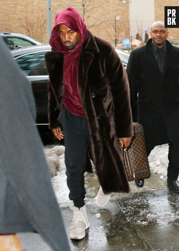 Kanye West et ses sneakers Yeezy 750 Boost x Adidas aux pieds, le 9 février 2015