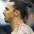  Zlatan Ibrahimovic exhibe ses nouveaux tatouages "Abdullah" pendant le match PSG-Caen (2-2), le 14 f&eacute;vrier 2015 