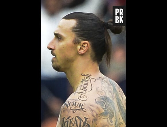 Zlatan Ibrahimovic exhibe ses nouveaux tatouages "Abdullah" pendant le match PSG-Caen (2-2), le 14 février 2015