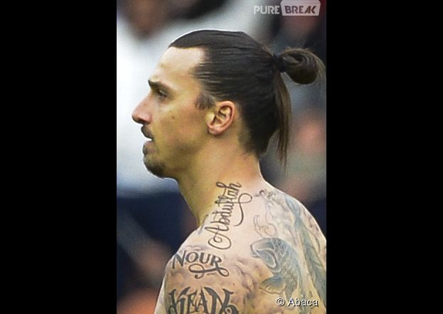 Zlatan Ibrahimovic exhibe ses nouveaux tatouages "Abdullah" pendant le match PSG-Caen (2-2), le 14 f&eacute;vrier 2015