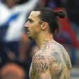  Zlatan Ibrahimovic exhibe ses nouveaux tatouages pendant le match PSG-Caen (2-2), le 14 f&eacute;vrier 2015 