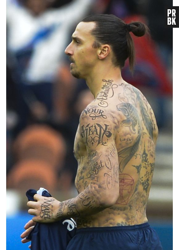 Zlatan Ibrahimovic exhibe ses nouveaux tatouages pendant le match PSG-Caen (2-2), le 14 février 2015