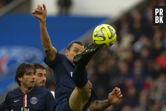 Zlatan Ibrahimovic exhibe ses nouveaux tatouages pendant le match PSG-Caen (2-2), le 14 février 2015