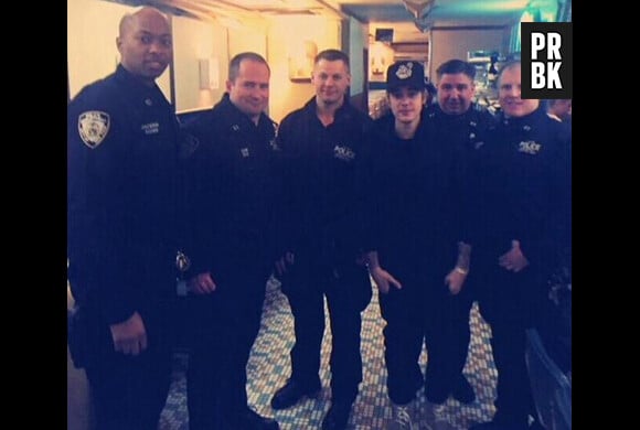 Justin Bieber avec des policiers new-yorkais, le 13 février 2015